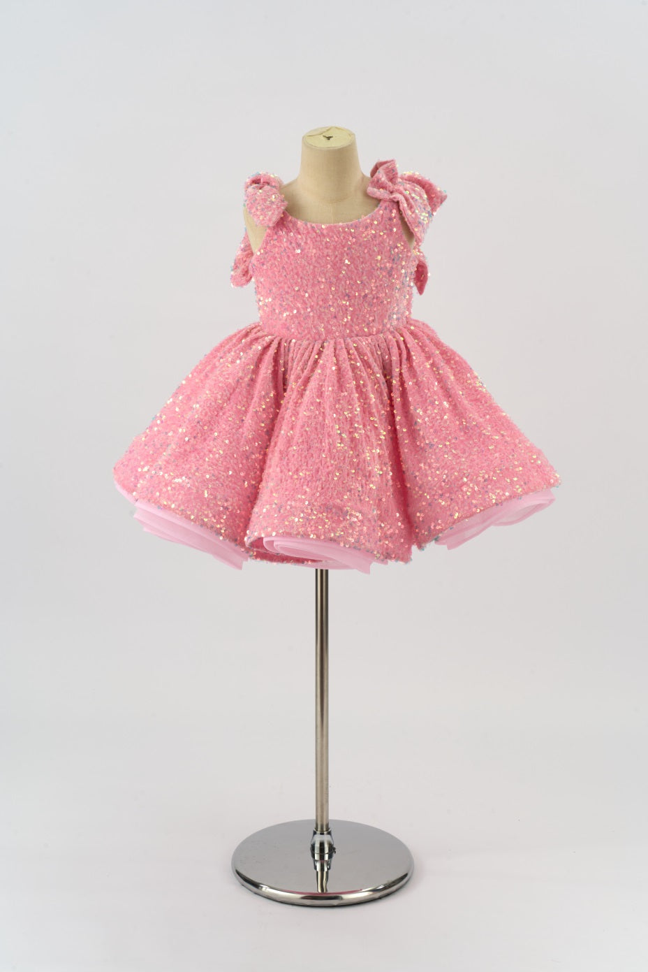 Vestido de niña de terciopelo rosa con lentejuelas y lazo en el hombro para fotografía
Designed by Kate