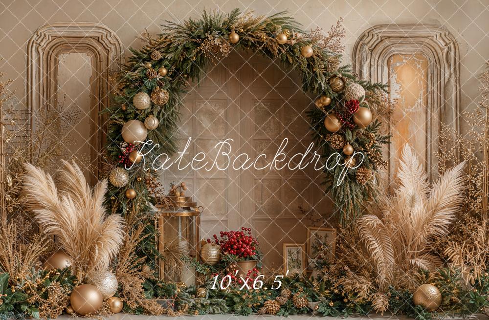 Arco de flores bohemio de Navidad con adornos dorados y fondo de hierba de pampas