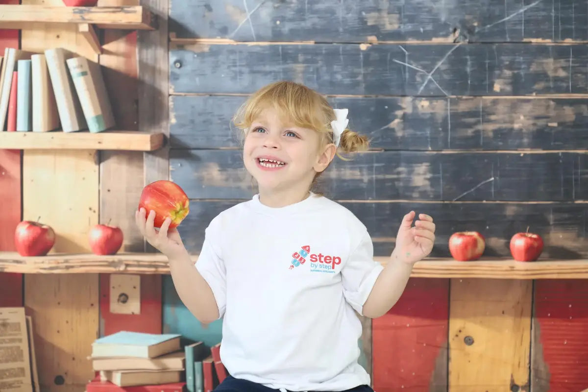 Terug naar School Boekenplank Donkerbruin Houten Schoolbordachtergrond Ontworpen door Emetselch