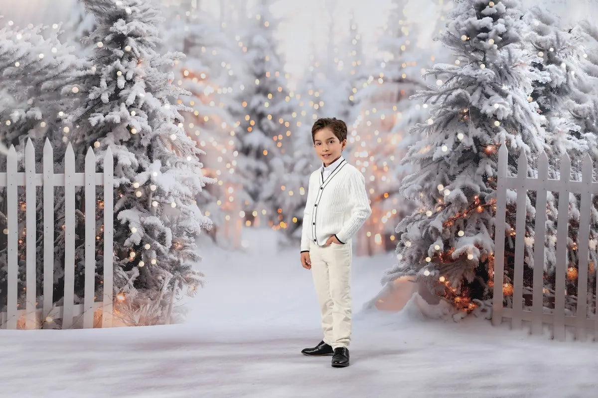 Fondo de Bosque Blanco Navideño con Valla de Madera Diseñado por Emetselch