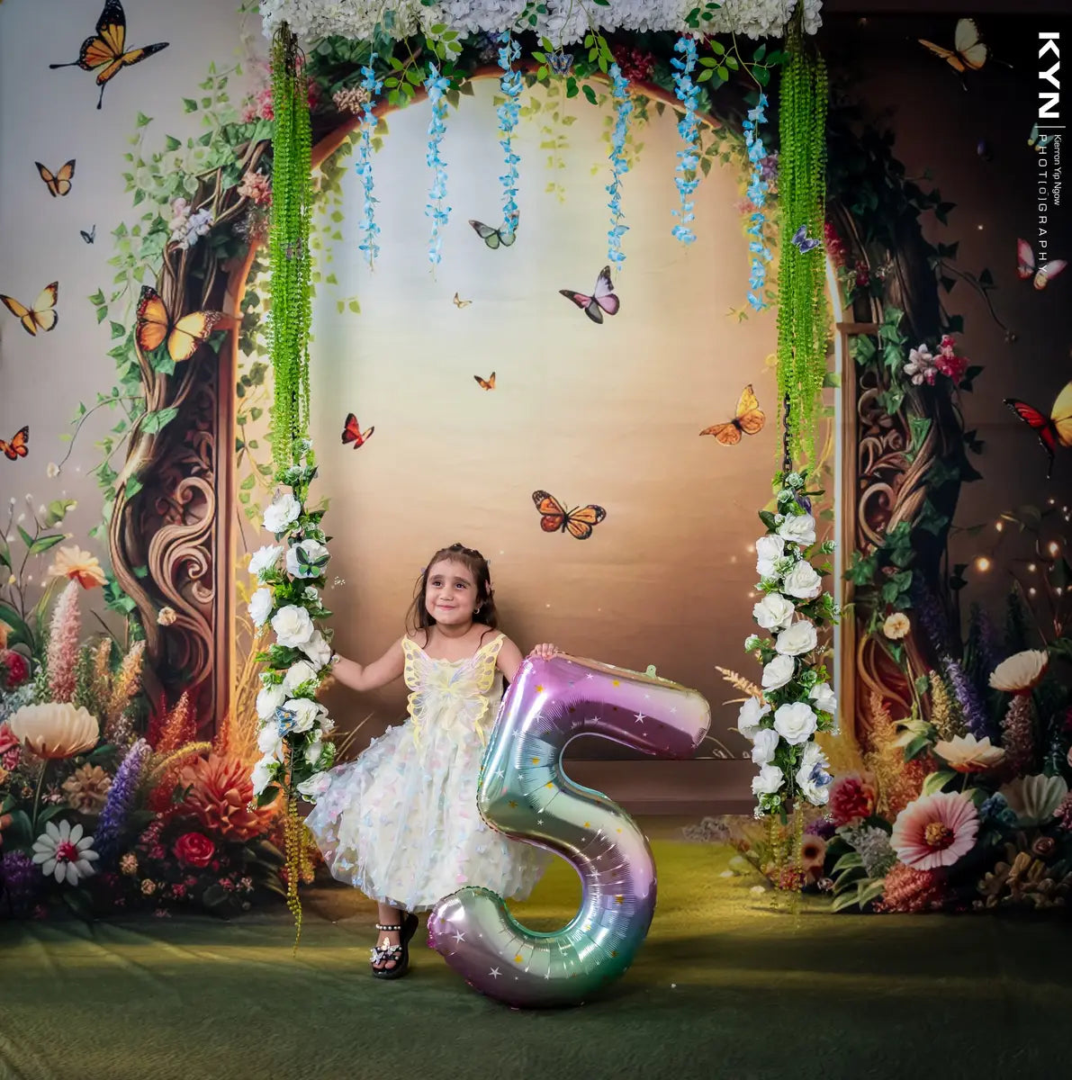 Arco de Flores de Mariposa de Primavera Amarillo Diseño de Laura Bybee