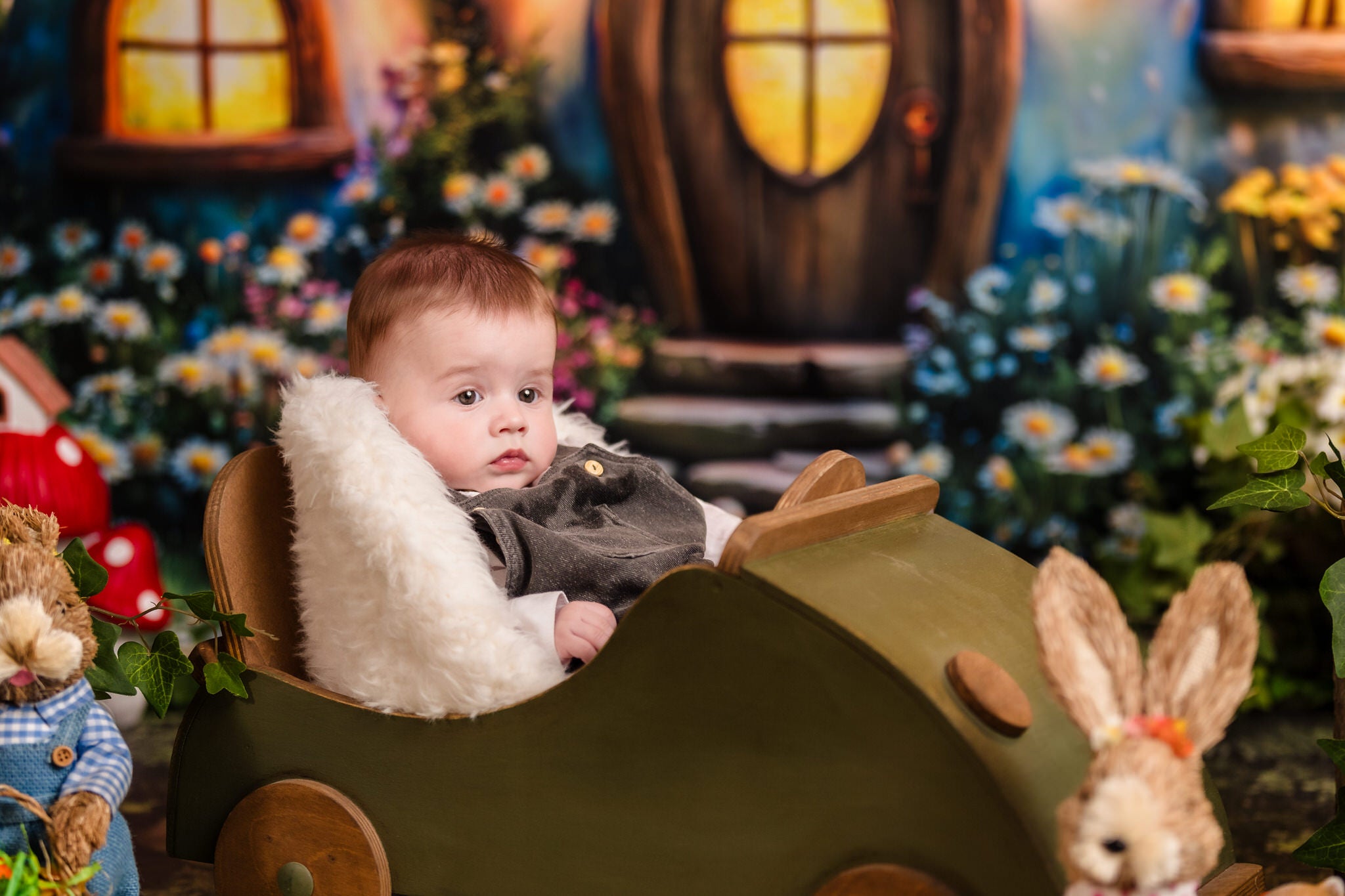 White Newborn Baby Coach Sofa 0 to 6 Months Studio Photo Prop