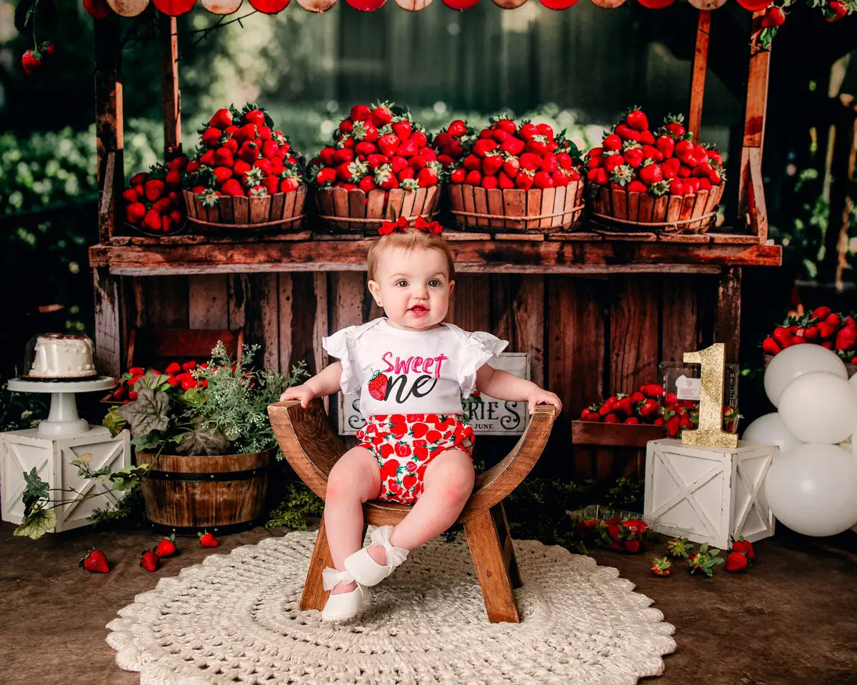 Exterior de verano en el bosque con puesto de fresas rojas Disenado por Emetselch