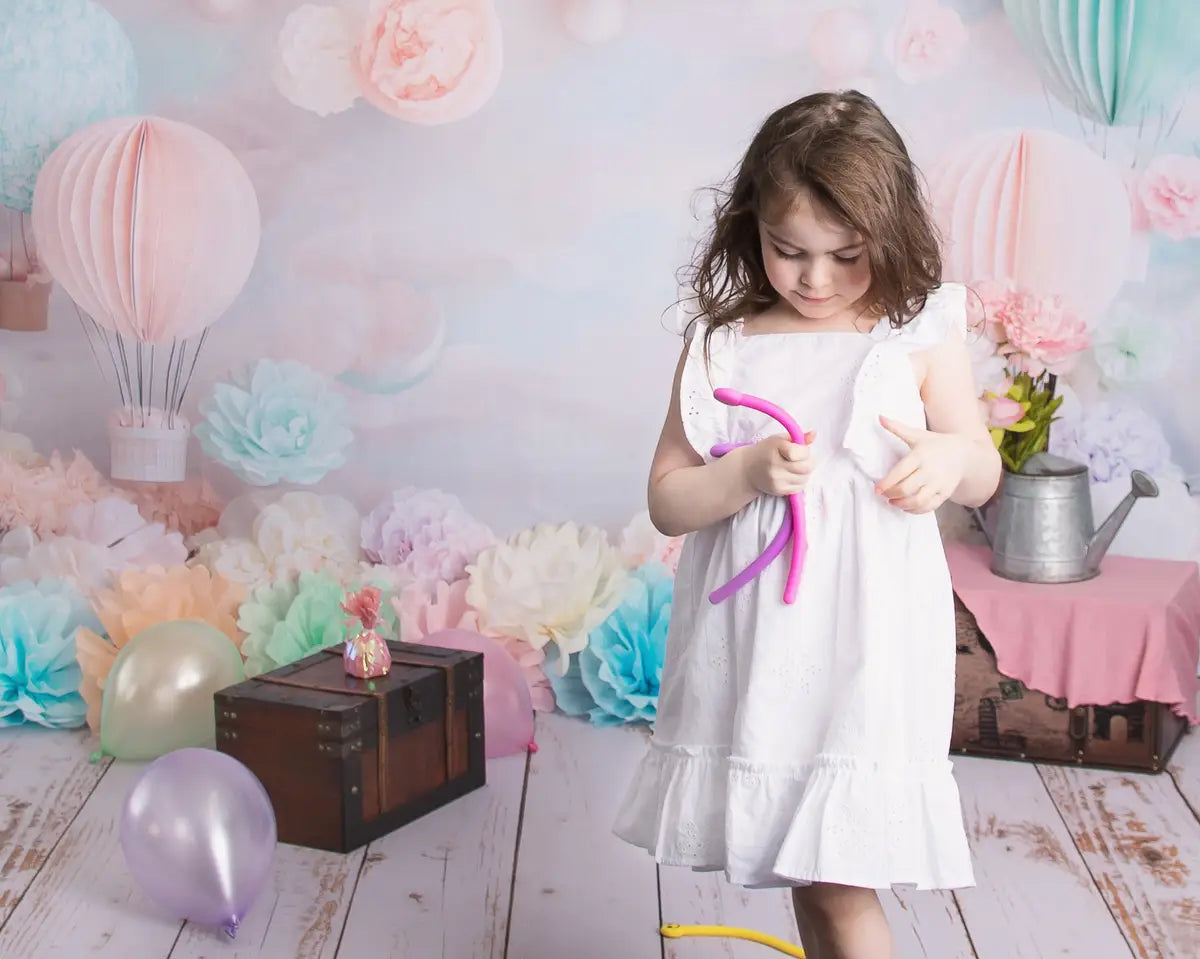 Fondo de globos de aire caliente pastel y flores diseñado por Patty Roberts