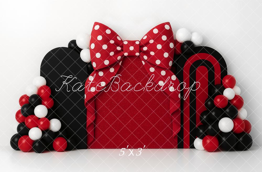 Arco de globos con lazo rojo diseñado por Ashley Paul