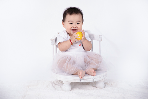 Silla de madera blanca vintage para fotografía de recién nacidos