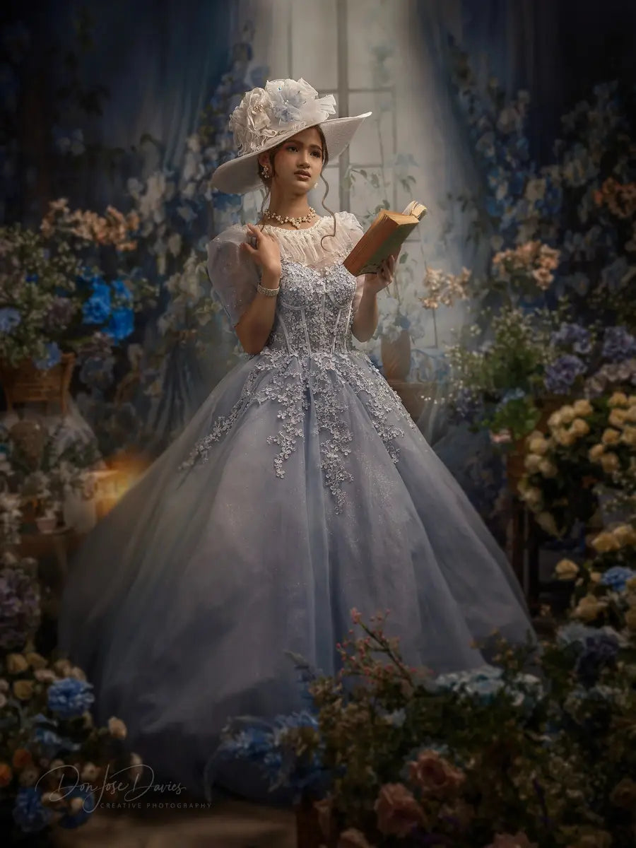 Blauwe bloemen gordijn raam kamer lentecoulisse ontworpen door Emetselch