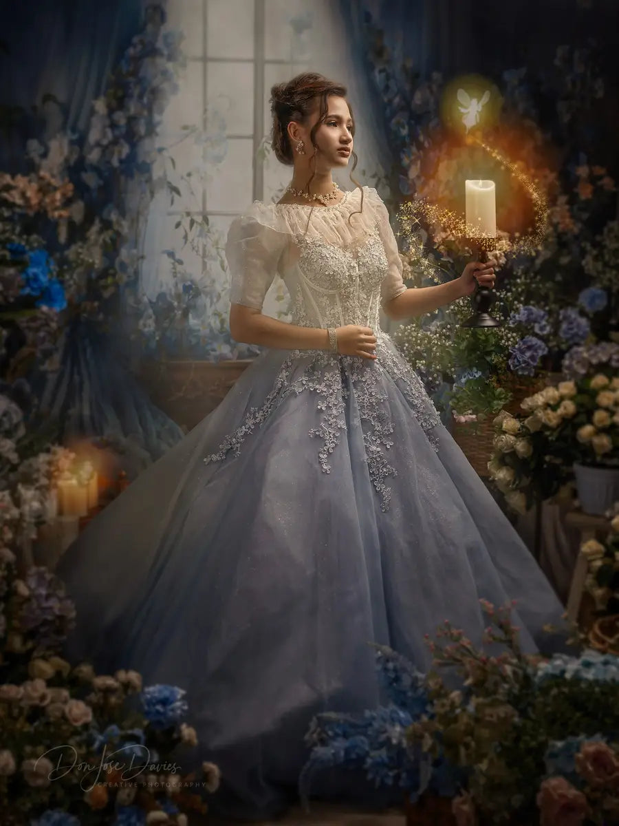 Blauwe bloemen gordijn raam kamer lentecoulisse ontworpen door Emetselch