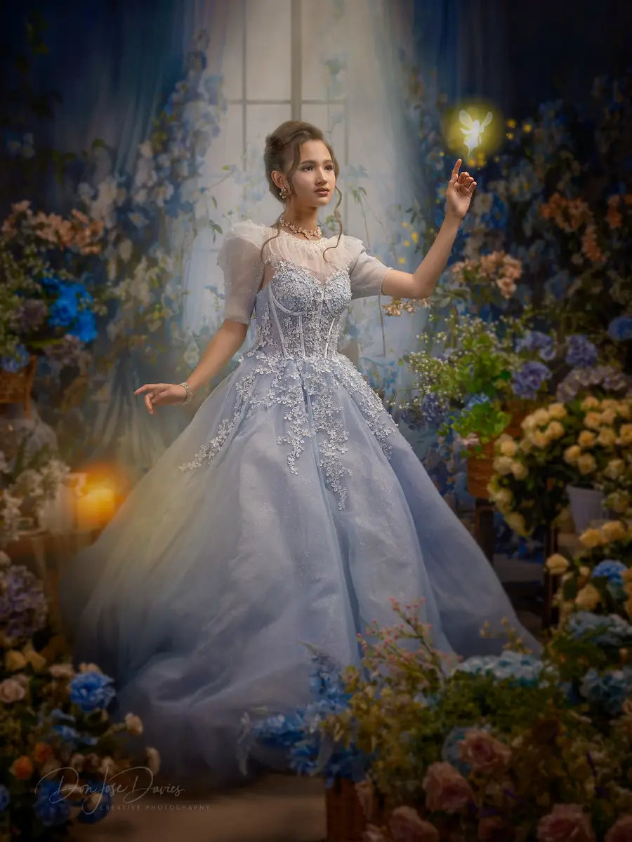 Blauwe bloemen gordijn raam kamer lentecoulisse ontworpen door Emetselch