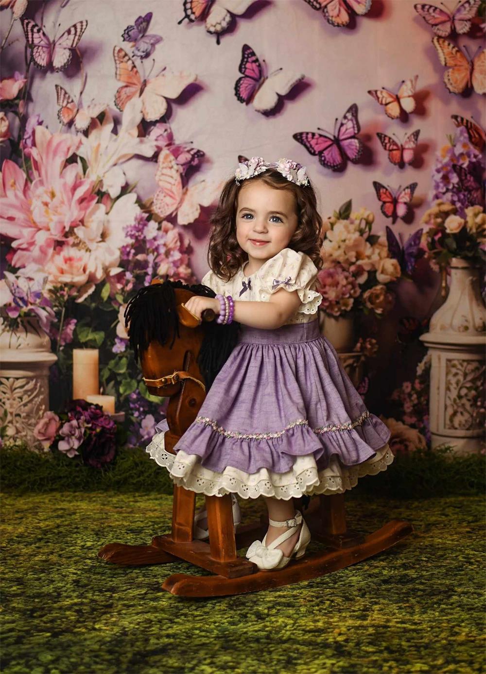 Sfondo a parete con farfalla e fiori rosa e viola primaverili disegnato da Emetselch