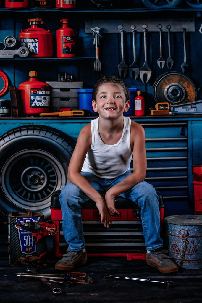 Porta attrezzi moderno e copertoni per garage rosso, sfondo nero astratto con gradiente di texture del pavimento.