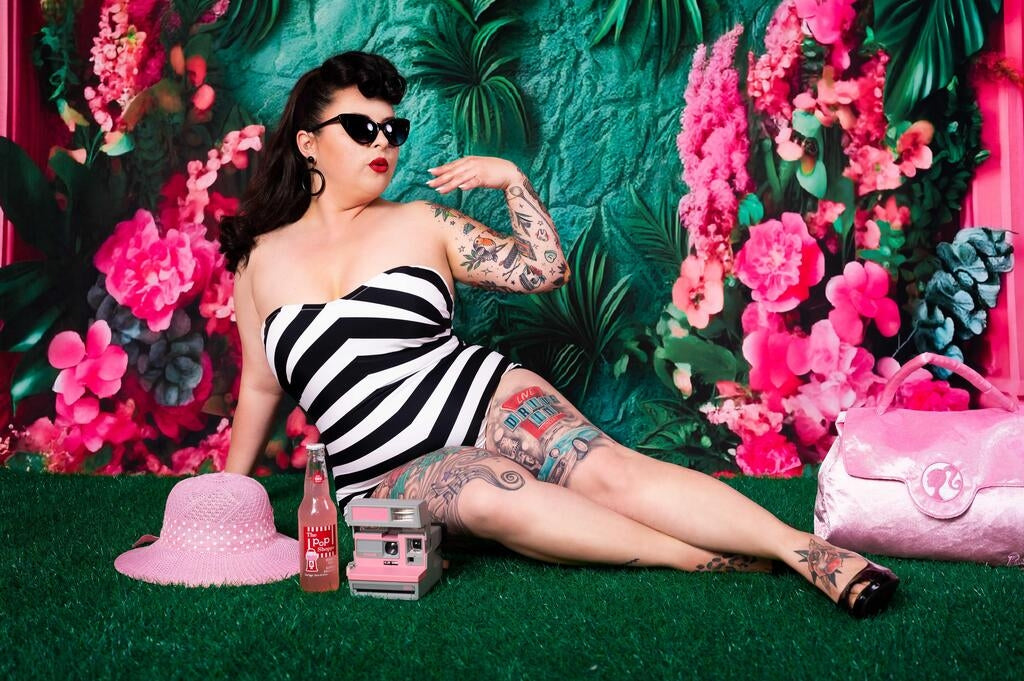 Muñeca de moda tropical con fondo de pared diseñado por Ashley Paul