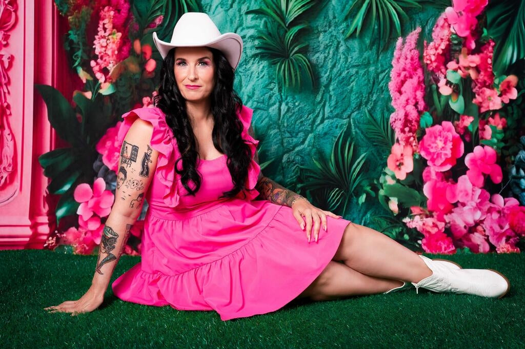 Muñeca de moda tropical con fondo de pared diseñado por Ashley Paul