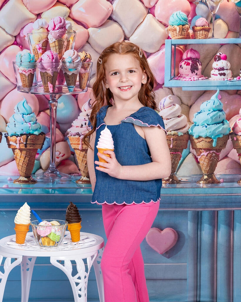 Zomerse moderne kleurrijke ijswinkel achtergrond ontworpen door Chain Photography