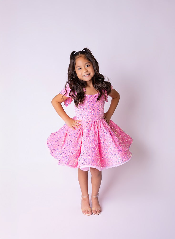 Vestido de niña de terciopelo rosa con lentejuelas y lazo en el hombro para fotografía
Designed by Kate