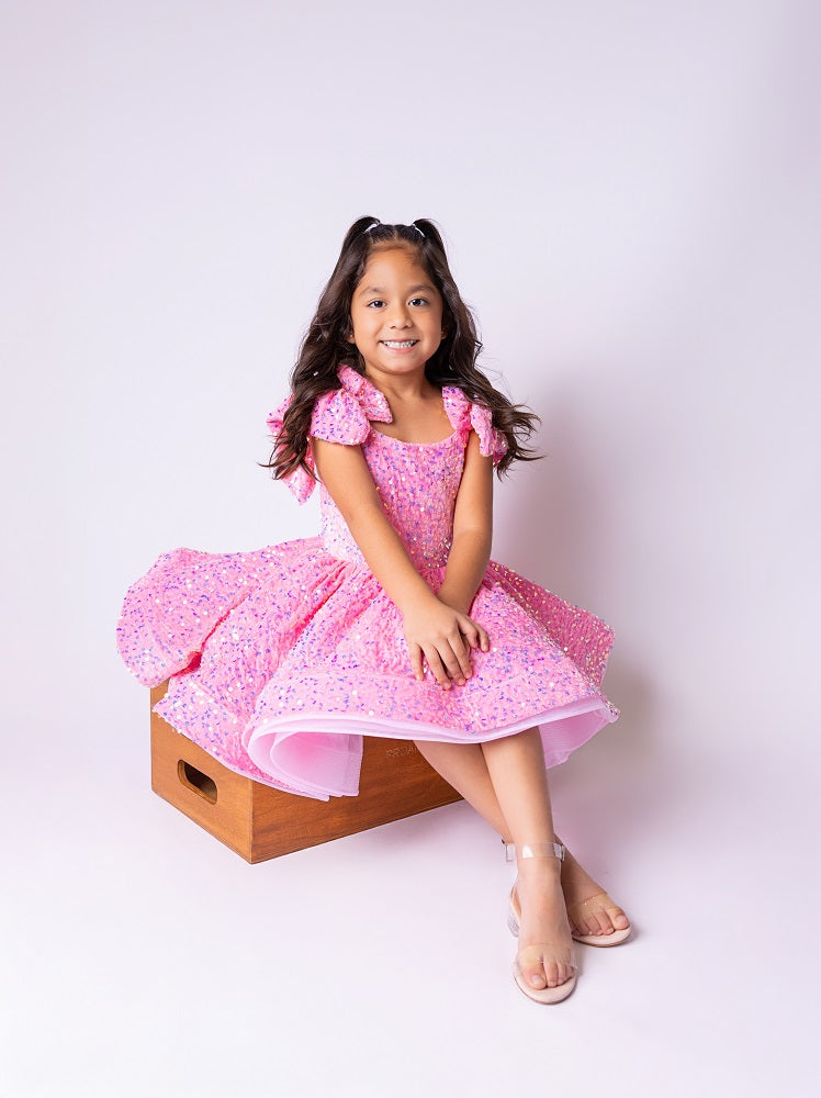 Vestido de niña de terciopelo rosa con lentejuelas y lazo en el hombro para fotografía
Designed by Kate