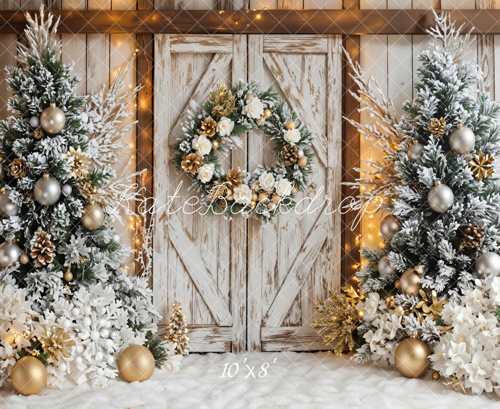 Fondo de puerta de granero navideña con árboles nevados y corona diseñado por Emetselch