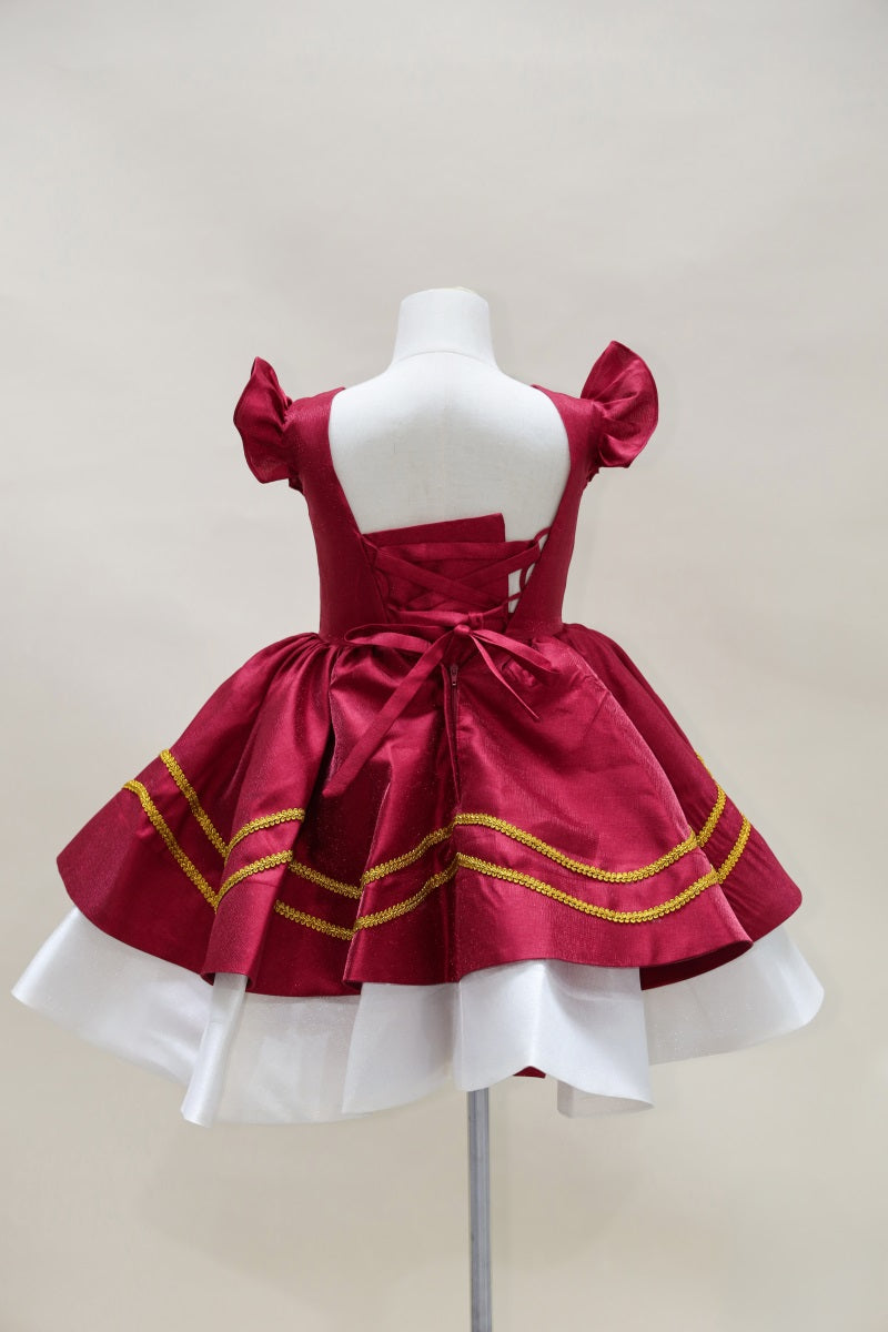 Abito a strati rosa e viola sfumato per bambini per fotografia