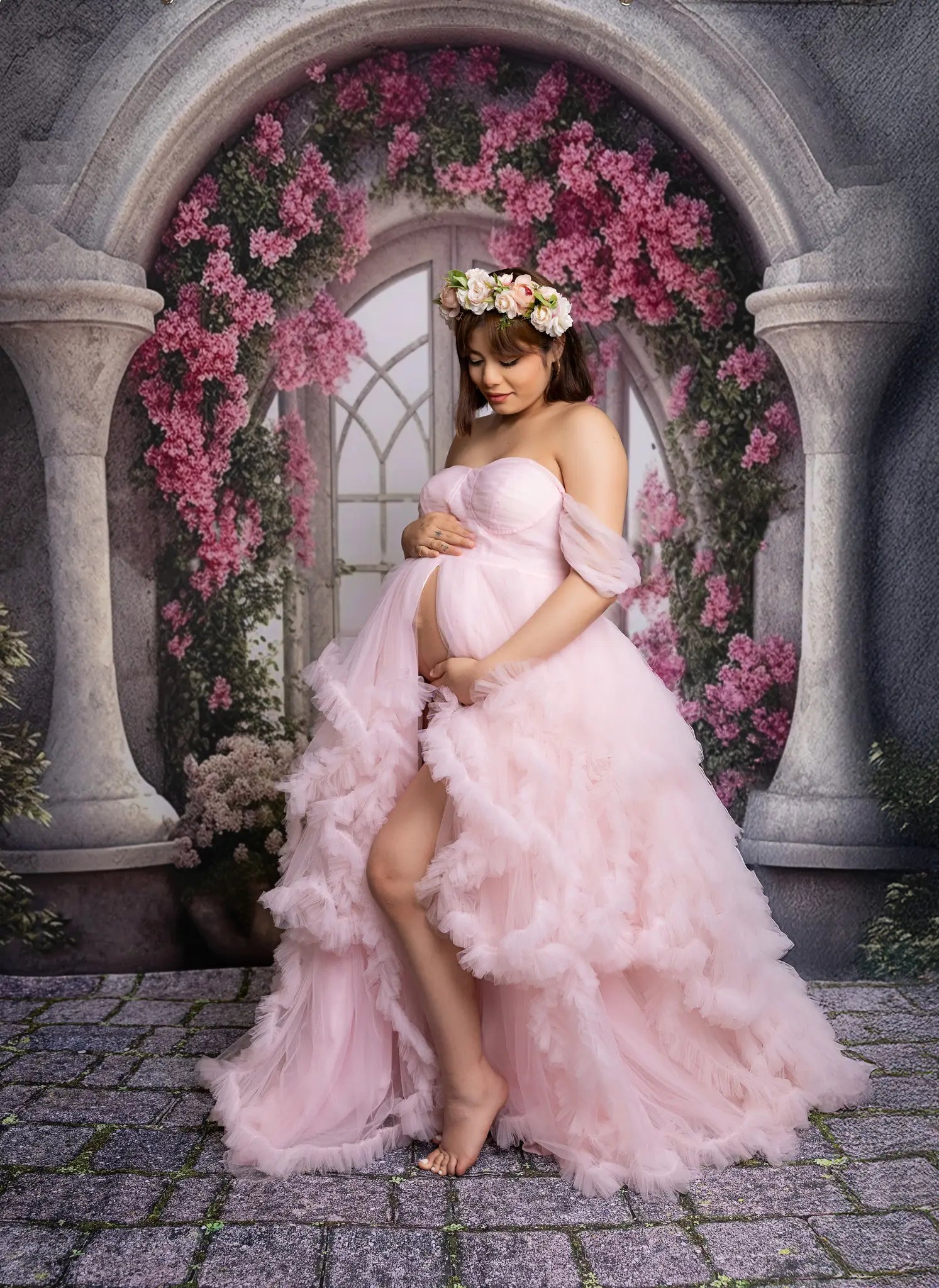 Fioriera con arco incantato per matrimonio con finestra sullo sfondo per fotografia