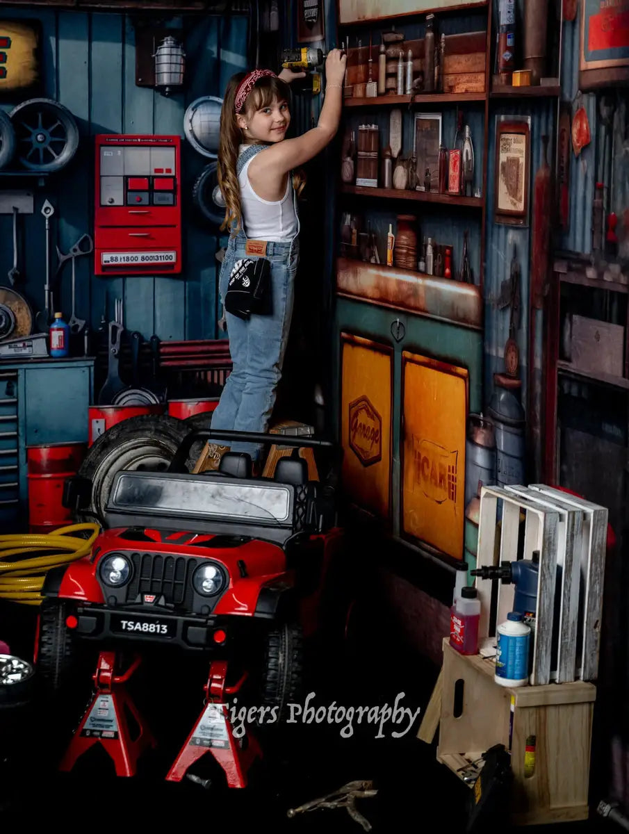 Porta attrezzi moderno e copertoni per garage rosso, sfondo nero astratto con gradiente di texture del pavimento.