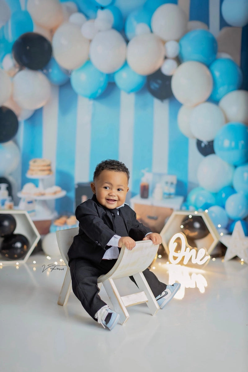 Verjaardagstaart Smash Cookie Aktetas Fles Geschenk Kleurrijk Ballonnenboog Blauw Wit Gestreepte Muurachtergrond Ontworpen door Emetselch