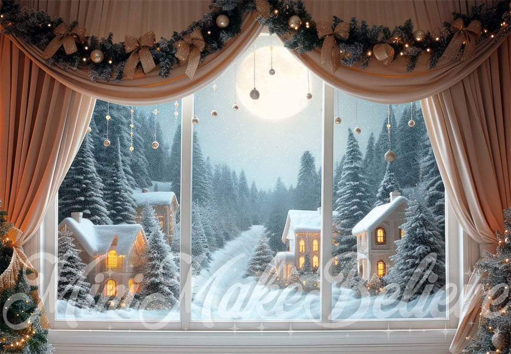Noche de Navidad con cortina beige enmarcando la ventana diseñada por Mini MakeBelieve