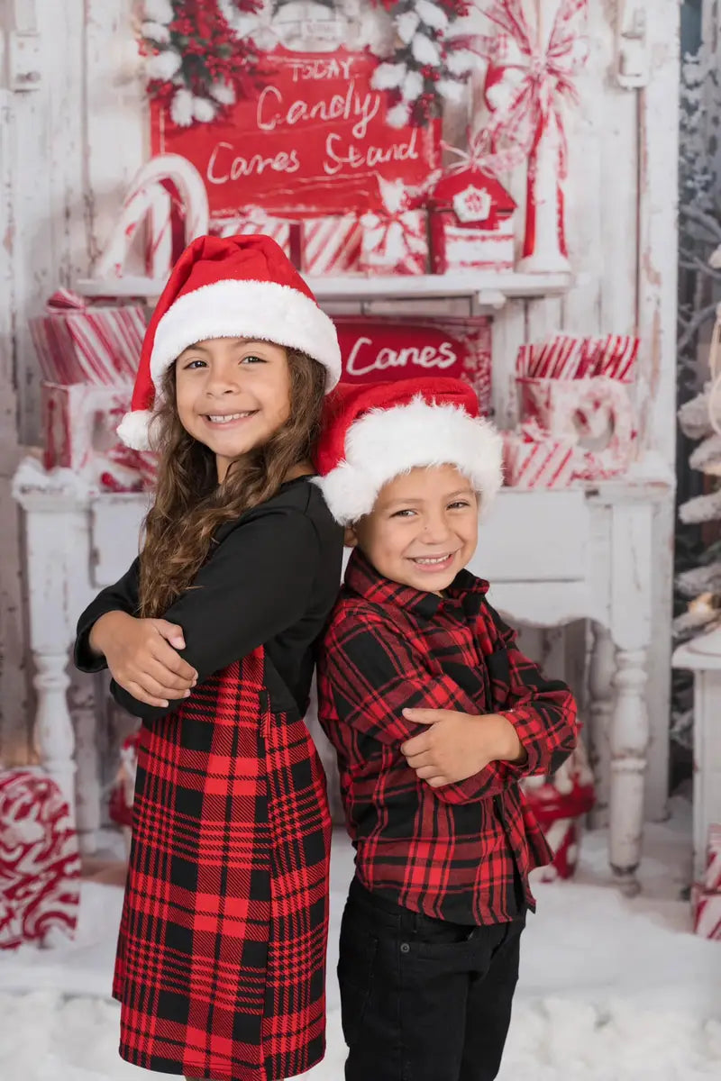 Bastones de caramelo de Navidad fuera de un fondo rojo diseñados por Emetselch