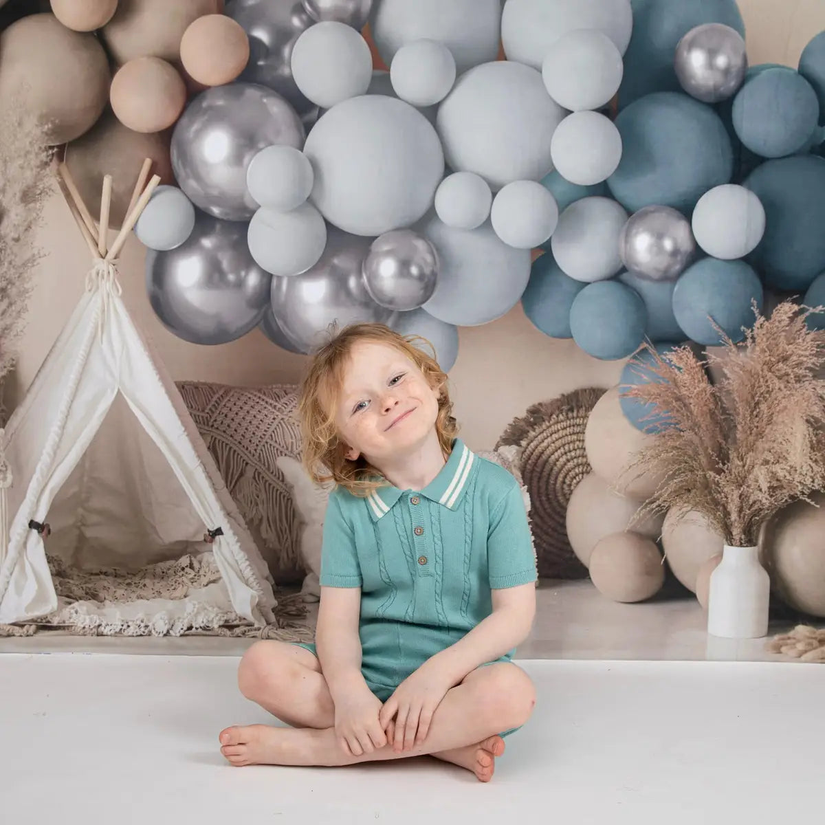 Carpa de Globos Boho en Fondo Azul Mate Diseñada por Mandy Ringe Fotografía