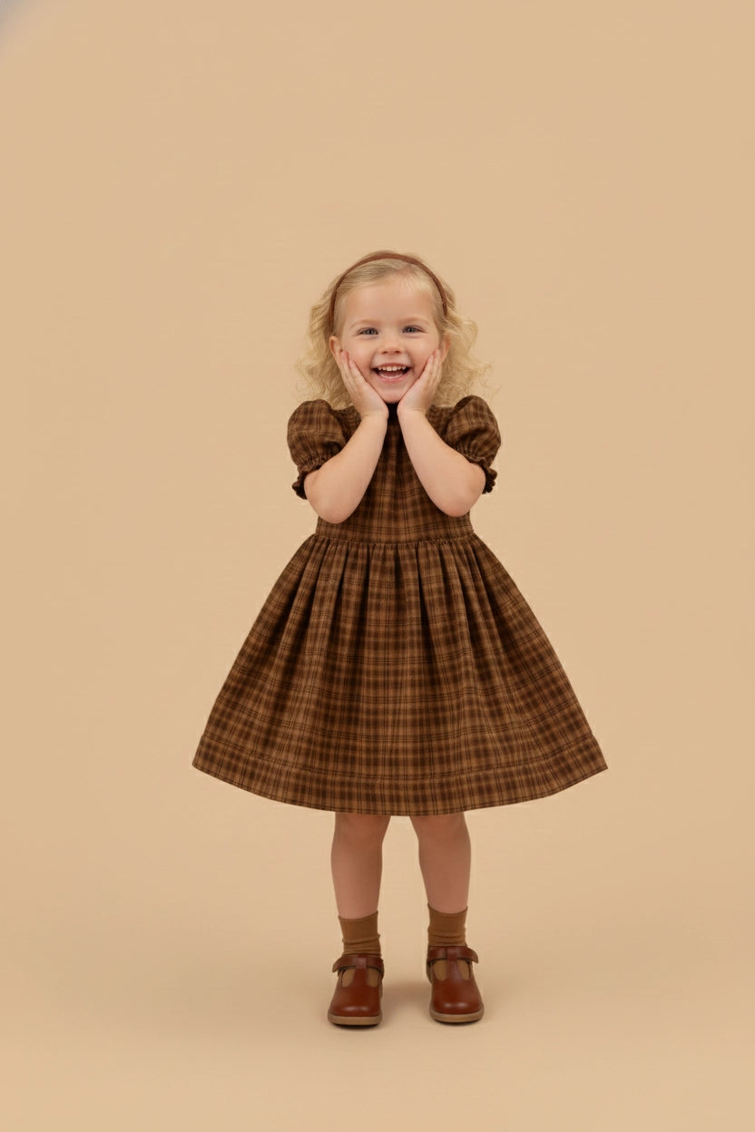 Vestido de cuadro para niñas con mangas abullonadas en marrón clásico para fotografía