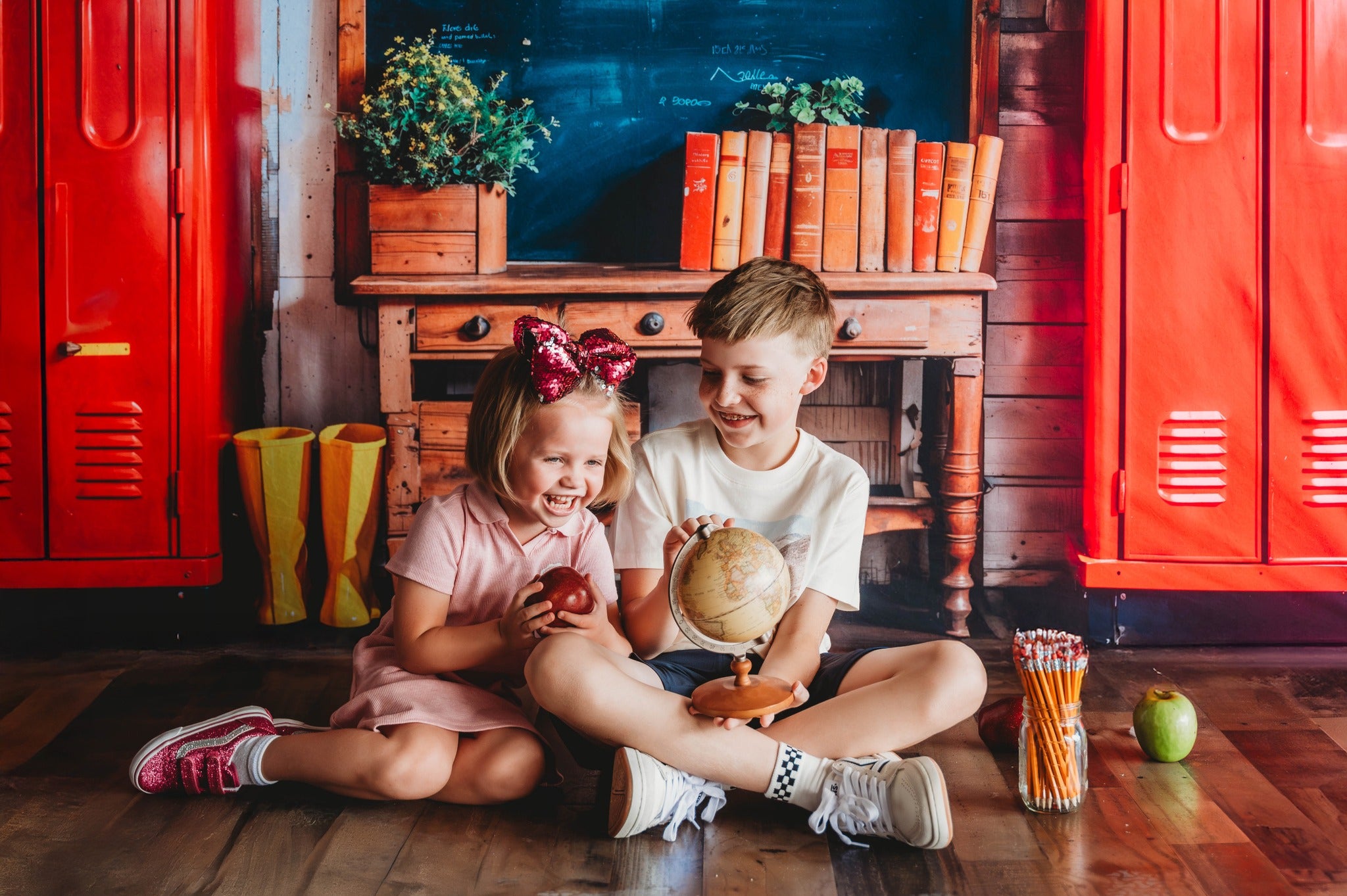 Terug naar School Rode Locker Krijtbord Houten Gestreepte Muurachtergrond Ontworpen door Emetselch