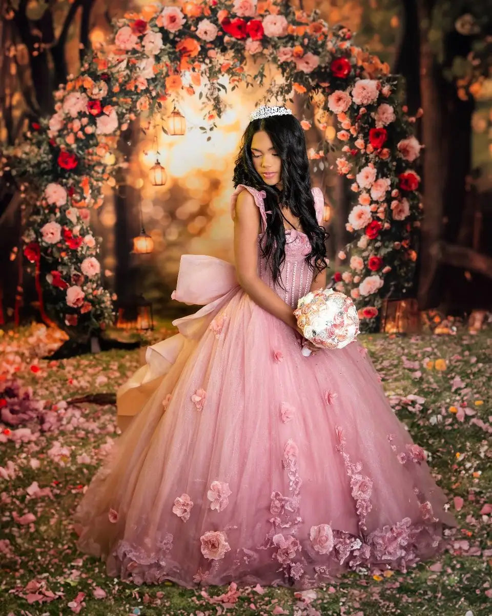 Arco de Flores Lantern de Kate + Fondo de Césped Floral de Primavera