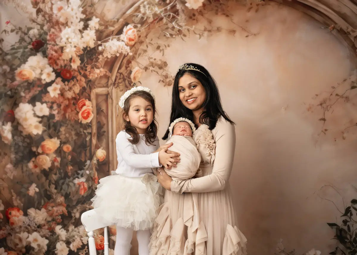 Zonnige Beige Bloemenmuur Lente Fleece Foto Achtergrond Ontworpen door Emetselch