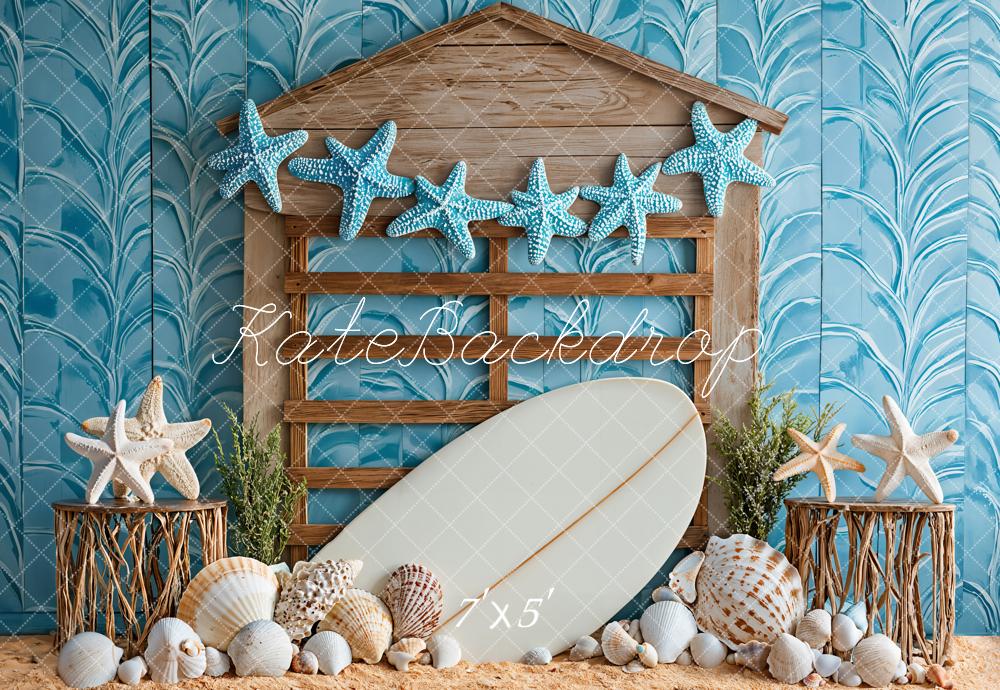 Sfondo con stelle marine, conchiglie e tavole da surf