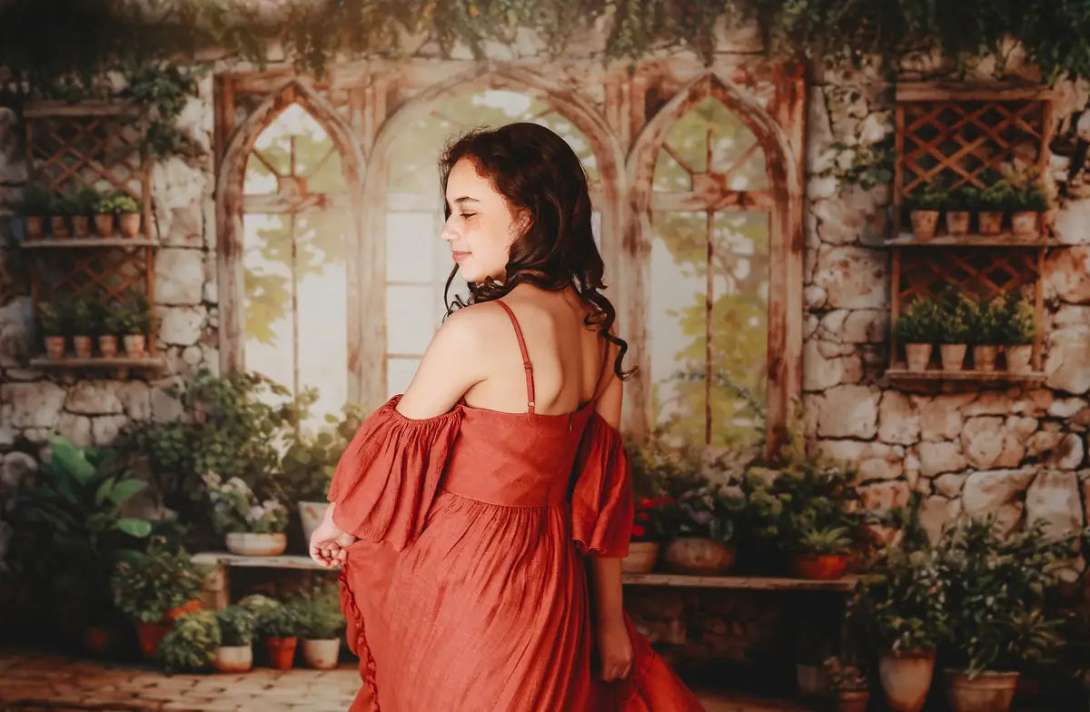 Piante verdi di primavera per finestra soleggiata sfondo realizzato da Catena Fotografica