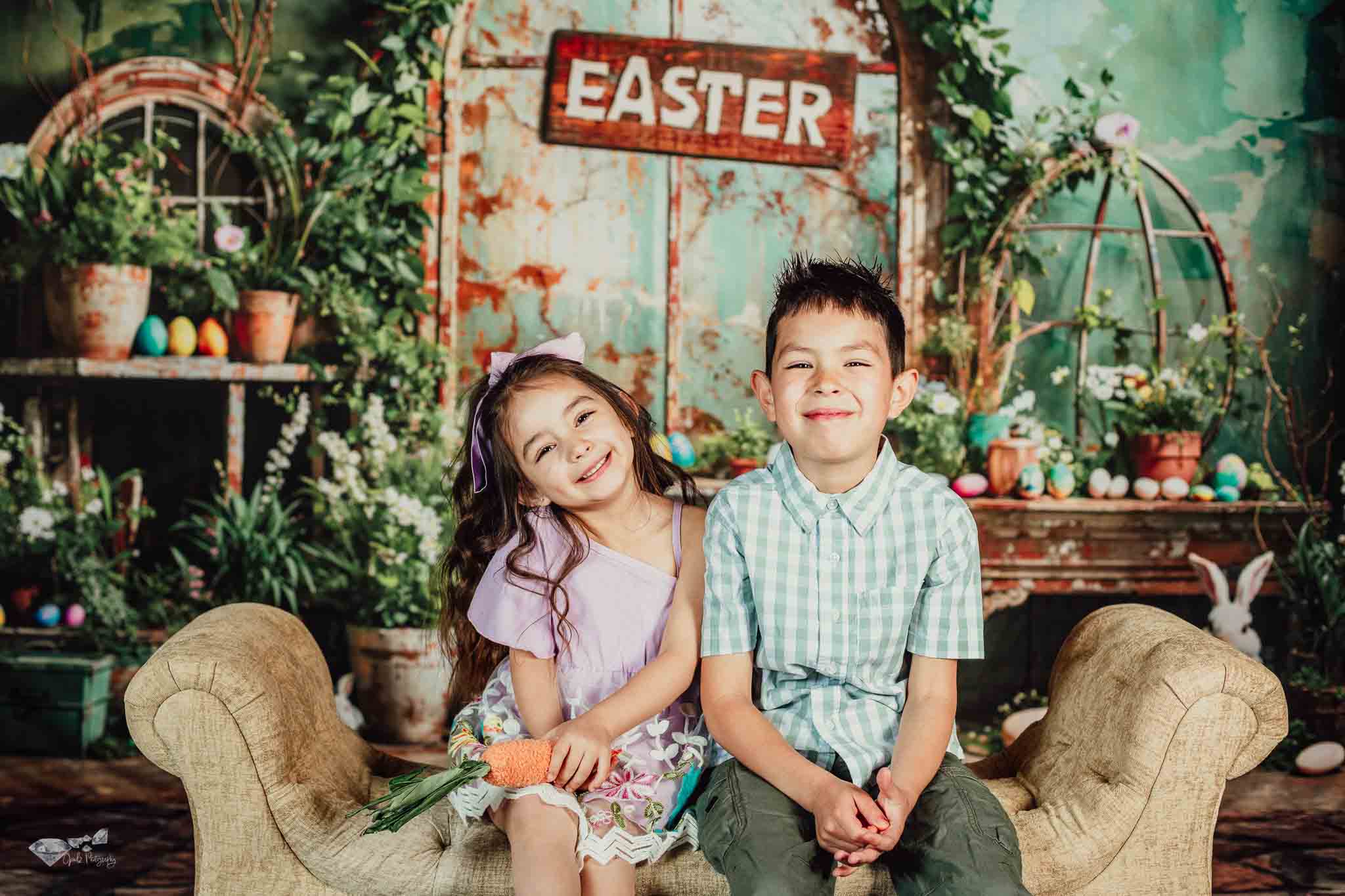 Fondo de Peter Rabbit con diseño de plantas verdes para la Pascua