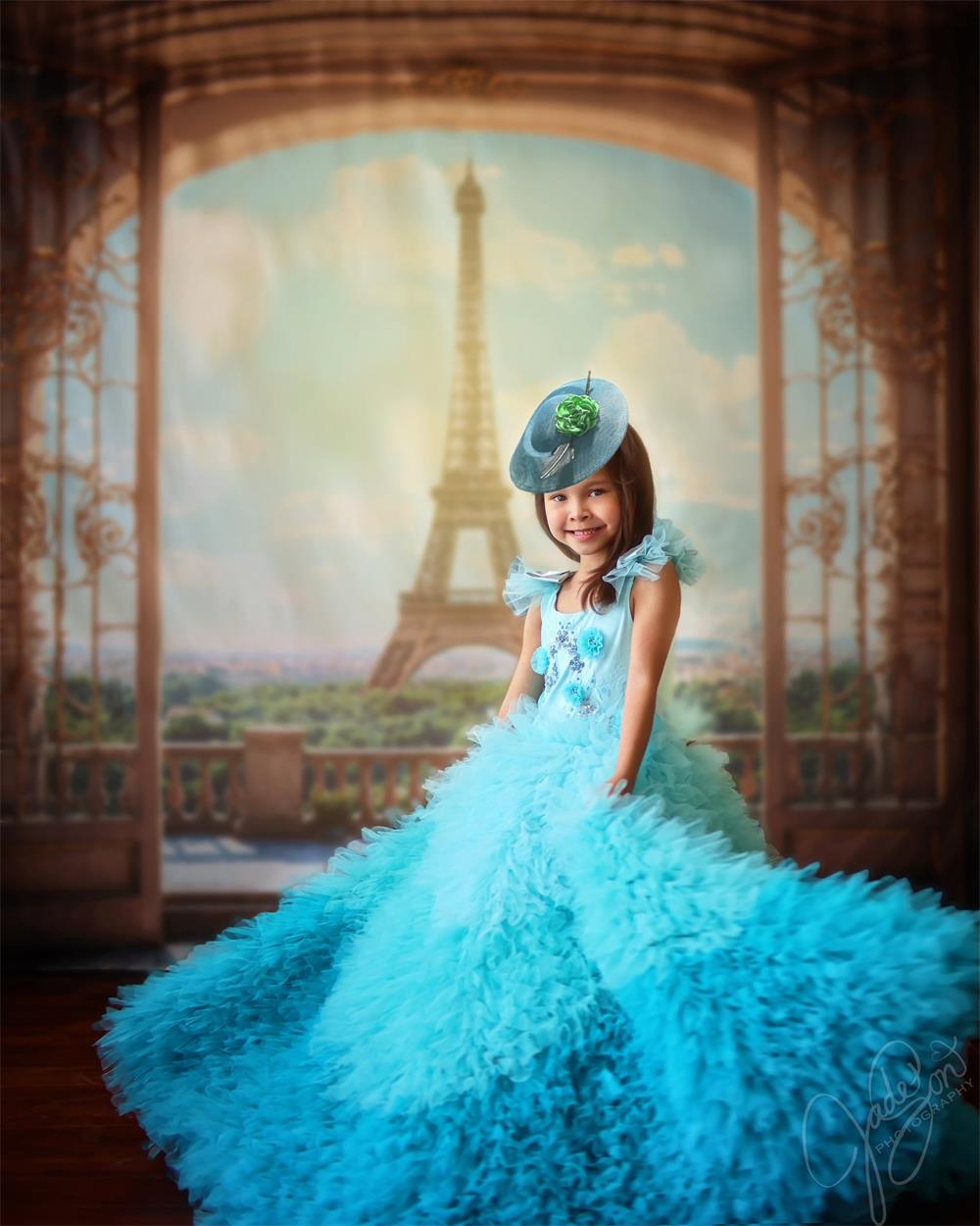 Retro Beige Boog Balkon Blauwe Lucht Witte Wolk Groen Bos Parijse Toren Foto Achtergrond Ontworpen door Emetselch