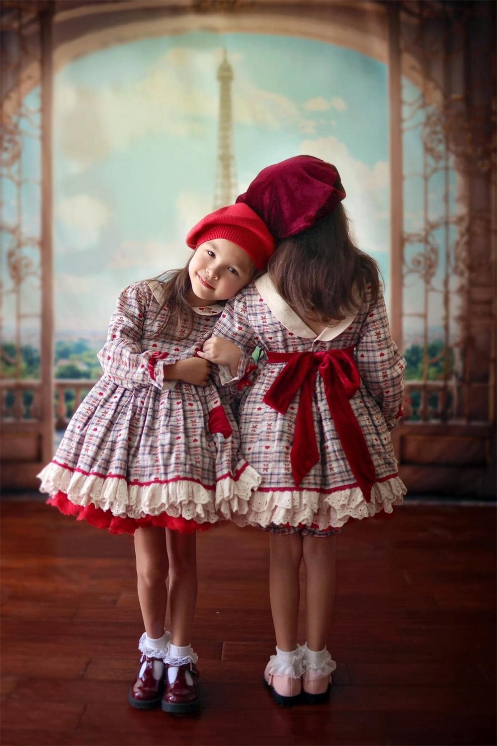 Retro Beige Boog Balkon Blauwe Lucht Witte Wolk Groen Bos Parijse Toren Foto Achtergrond Ontworpen door Emetselch