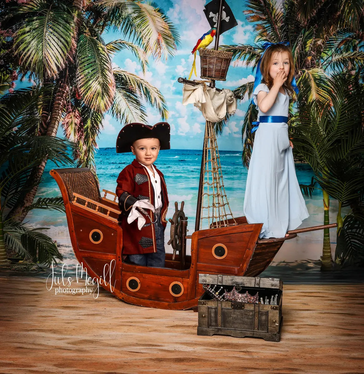 Zomerse zeestrand roze bloem groene boom blauwe lucht witte wolk golven achtergrond ontworpen door Emetselch