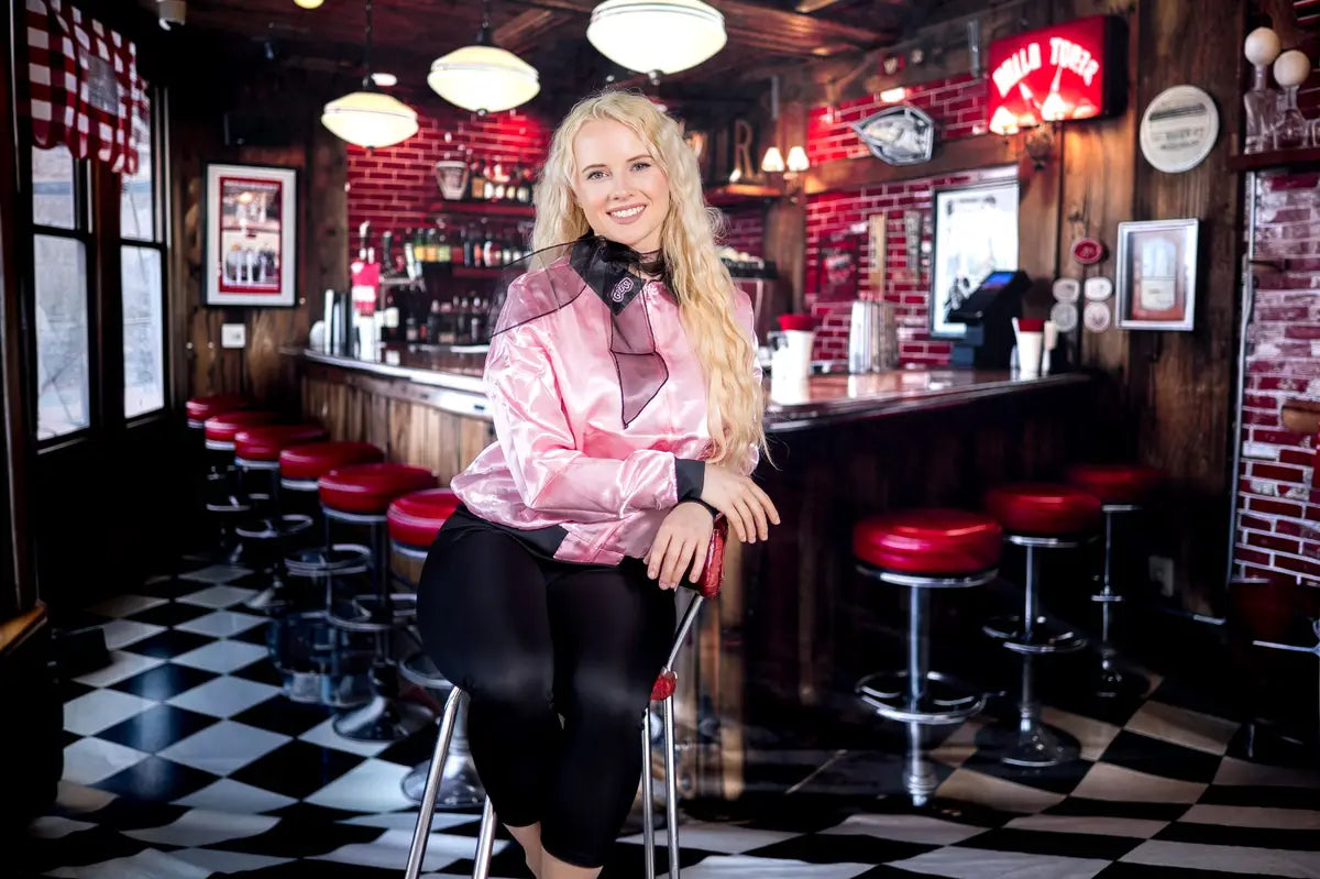 Sfondo per diner vintage marrone in legno progettato da Megan Leigh Photography