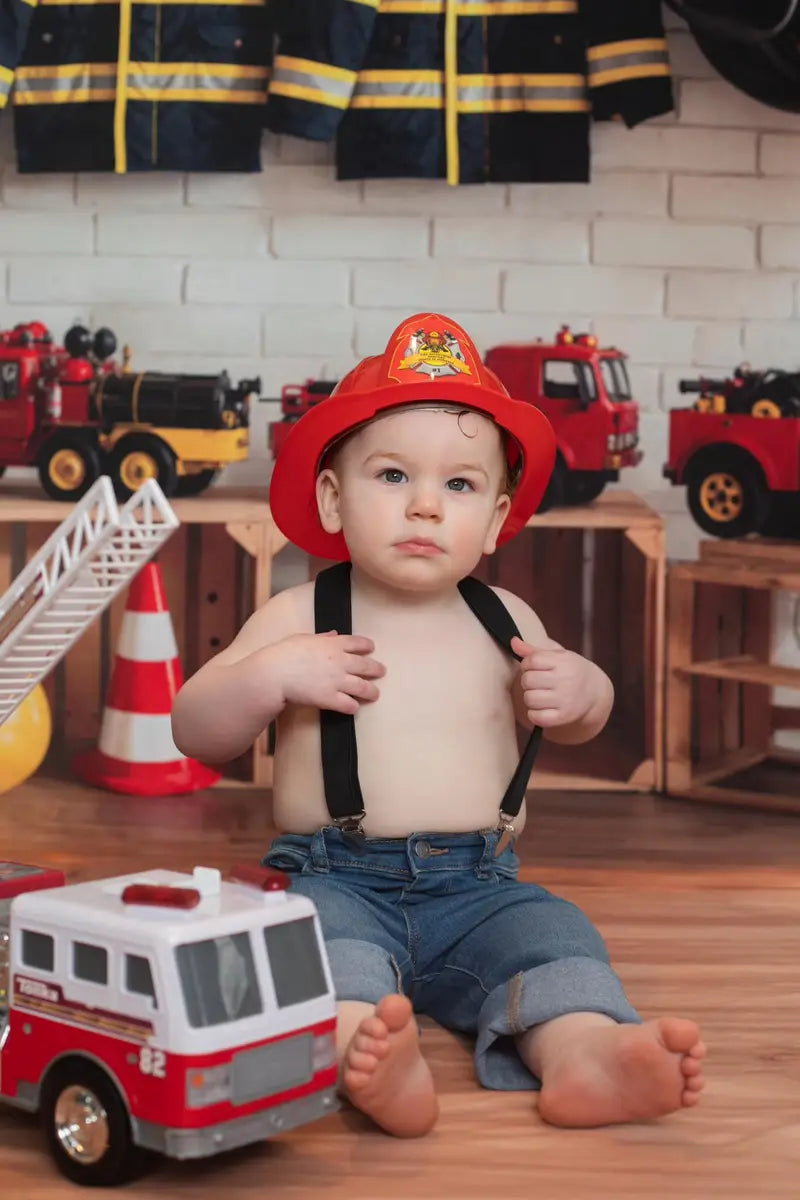 Verjaardagsteam Brandweer Thema Kleurrijke Ballon Speelgoed Auto en Uniform Wit Bakstenen Muur Foto Achtergrond Ontworpen door GQ