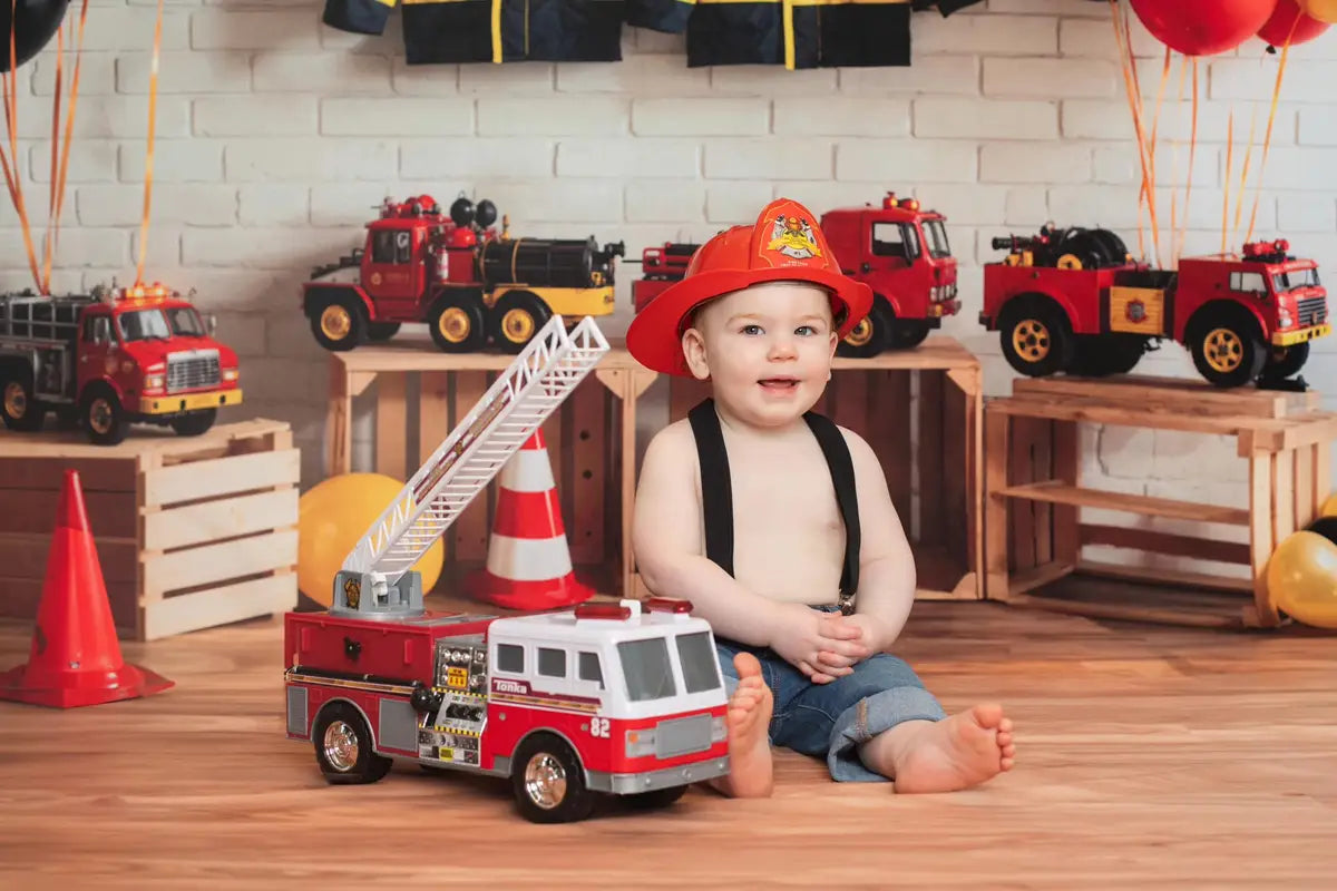 Verjaardagsteam Brandweer Thema Kleurrijke Ballon Speelgoed Auto en Uniform Wit Bakstenen Muur Foto Achtergrond Ontworpen door GQ