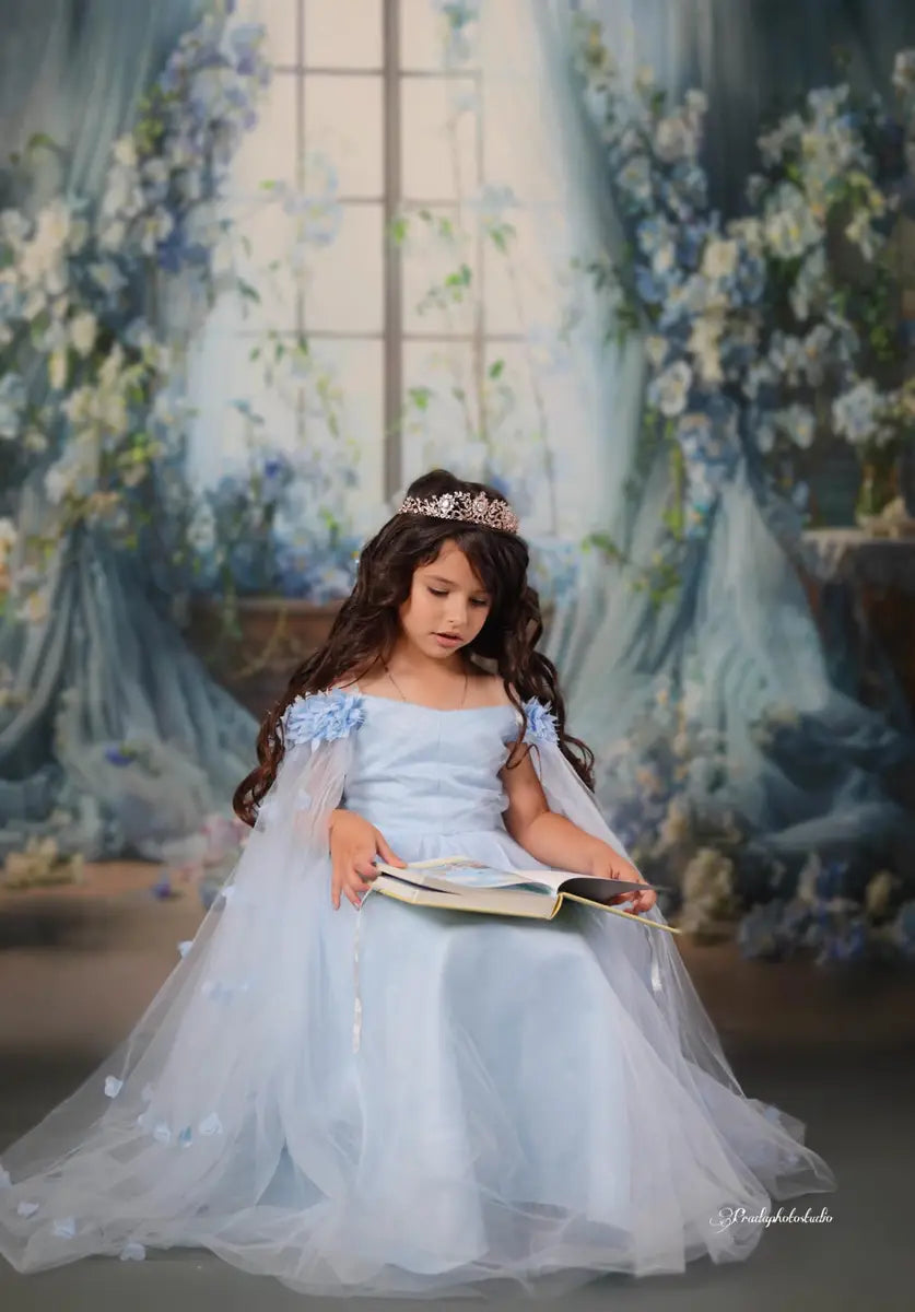 Blauwe bloemen gordijn raam kamer lentecoulisse ontworpen door Emetselch