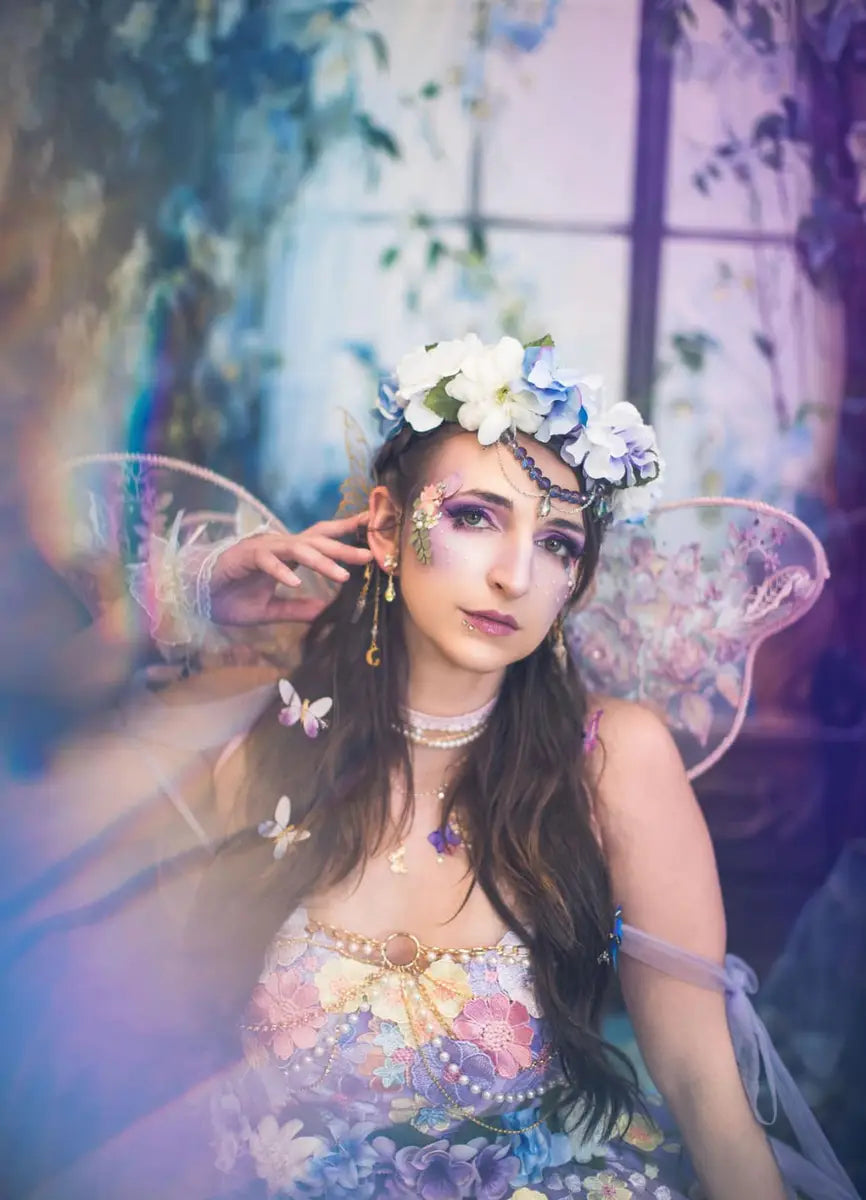 Blauwe bloemen gordijn raam kamer lentecoulisse ontworpen door Emetselch