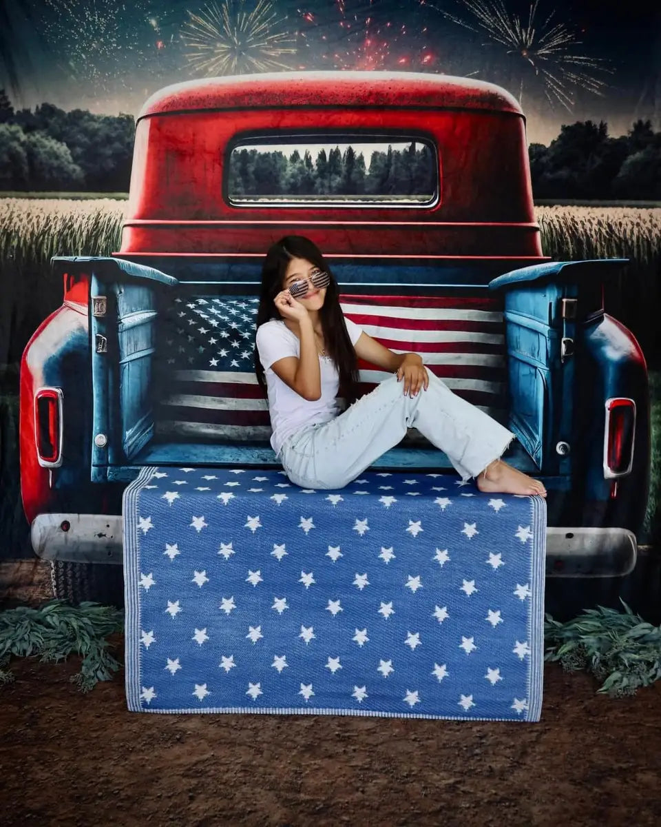 Onafhankelijkheidsdagnacht Vuurwerk Veld Bruin Houten Deur Rode Auto Foto Achtergrond Ontworpen door Laura Bybee