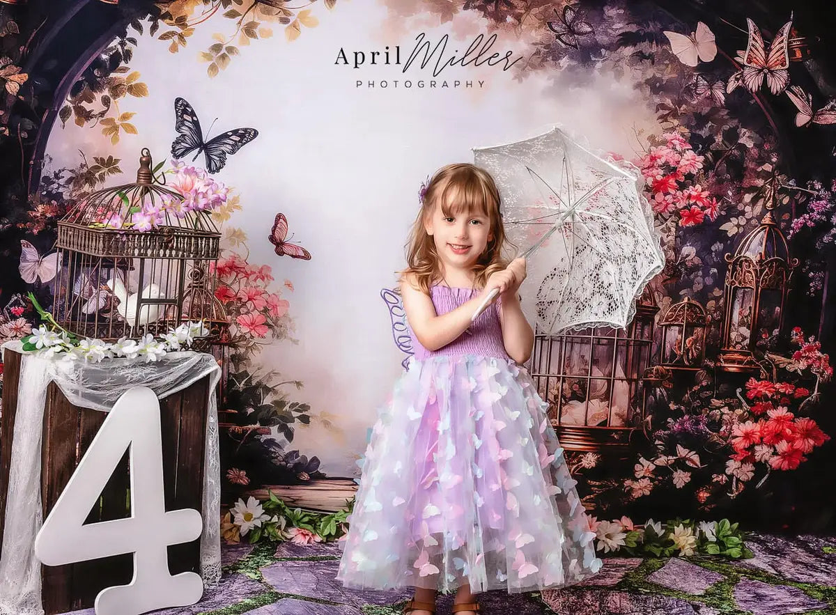 Lentebloementuin-achtergrond met vlinders ontworpen door Chain Photography