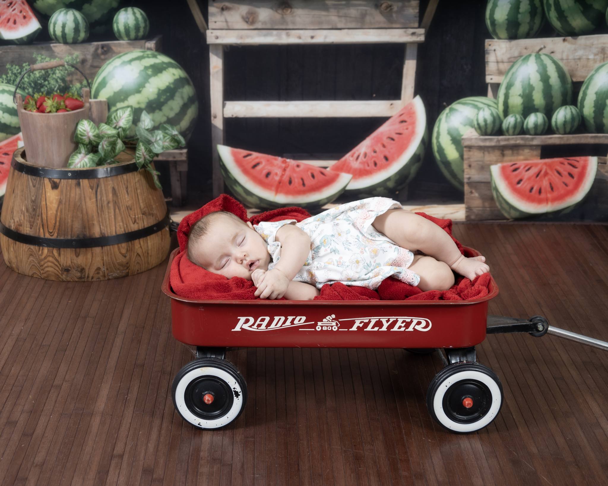 Sfondo per stand di melone d'acqua rosa estivo con fiori, progettato da Emetselch