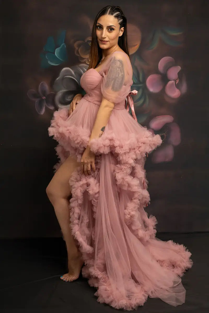 Vestido de maternidad para sesión de fotos en tono rosa con un hombro