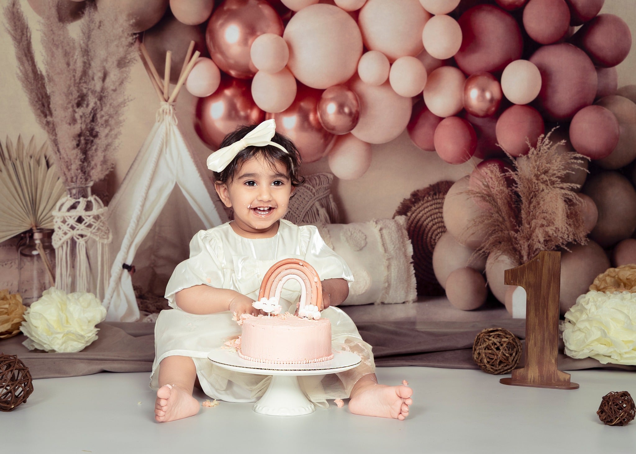 Decoración de globos de estilo boho y fondo de carpa de primavera diseñado por Mandy Ringe Photography