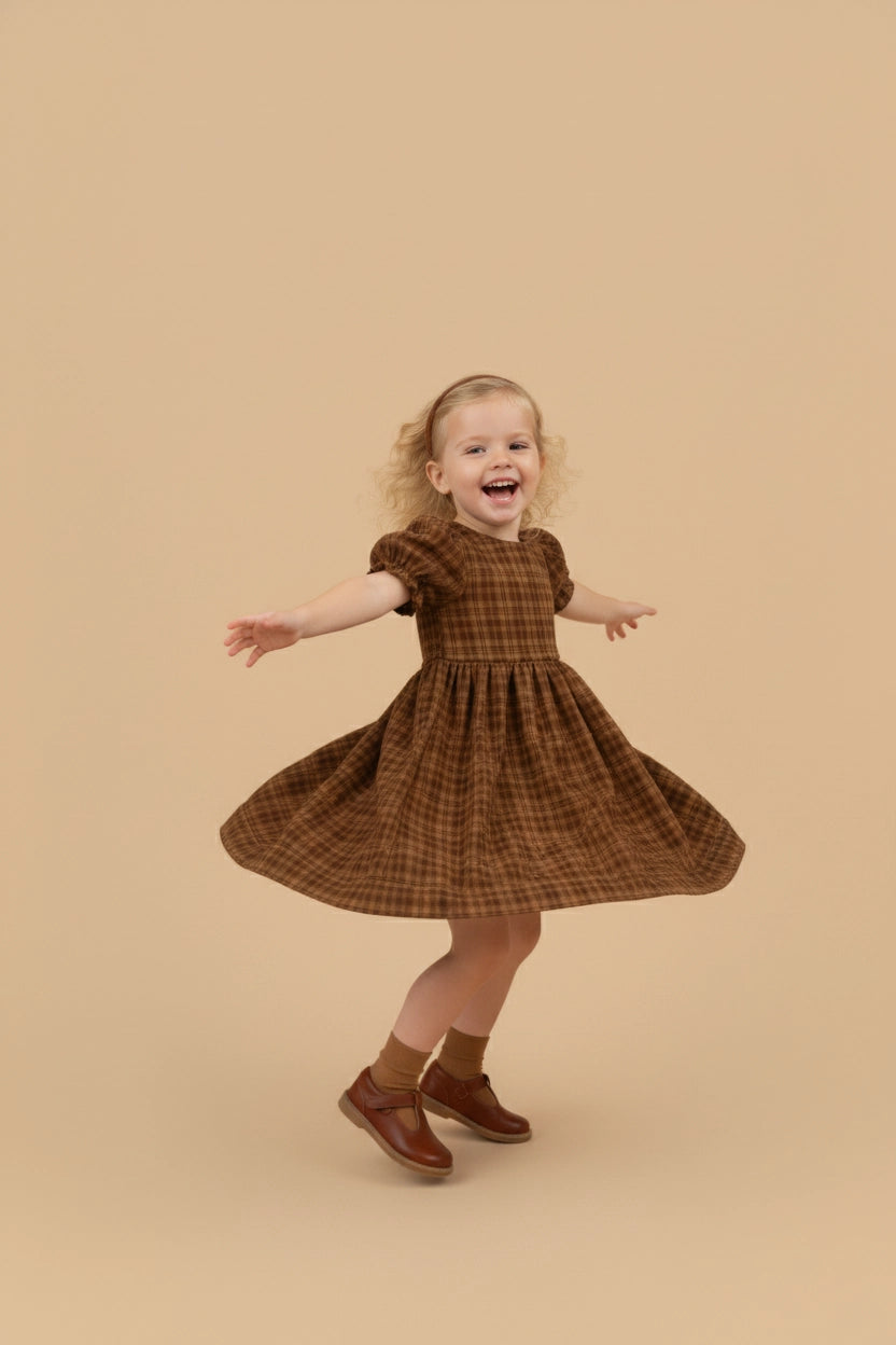 Vestido de cuadro para niñas con mangas abullonadas en marrón clásico para fotografía