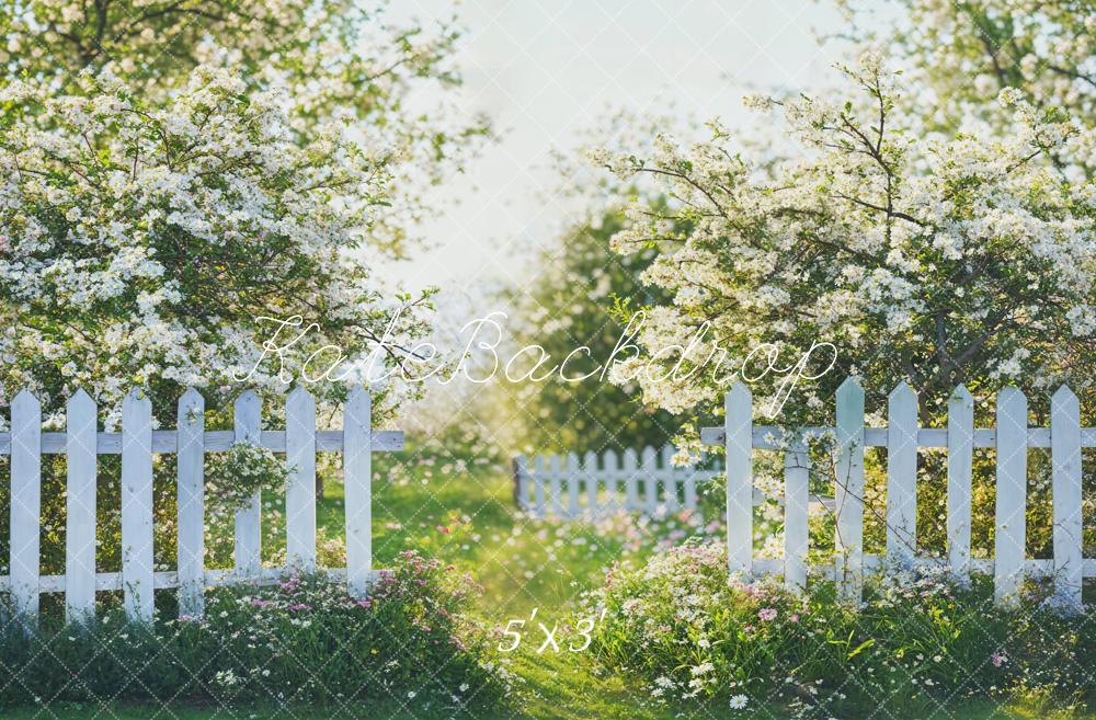 Fondo de Jardín de Primavera Cerca Blanca Designed by Emetselch